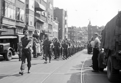 831681 Afbeelding van de Church Parade in de Potterstraat te Utrecht.N.B. De parade werd gehouden na afloop van de ...